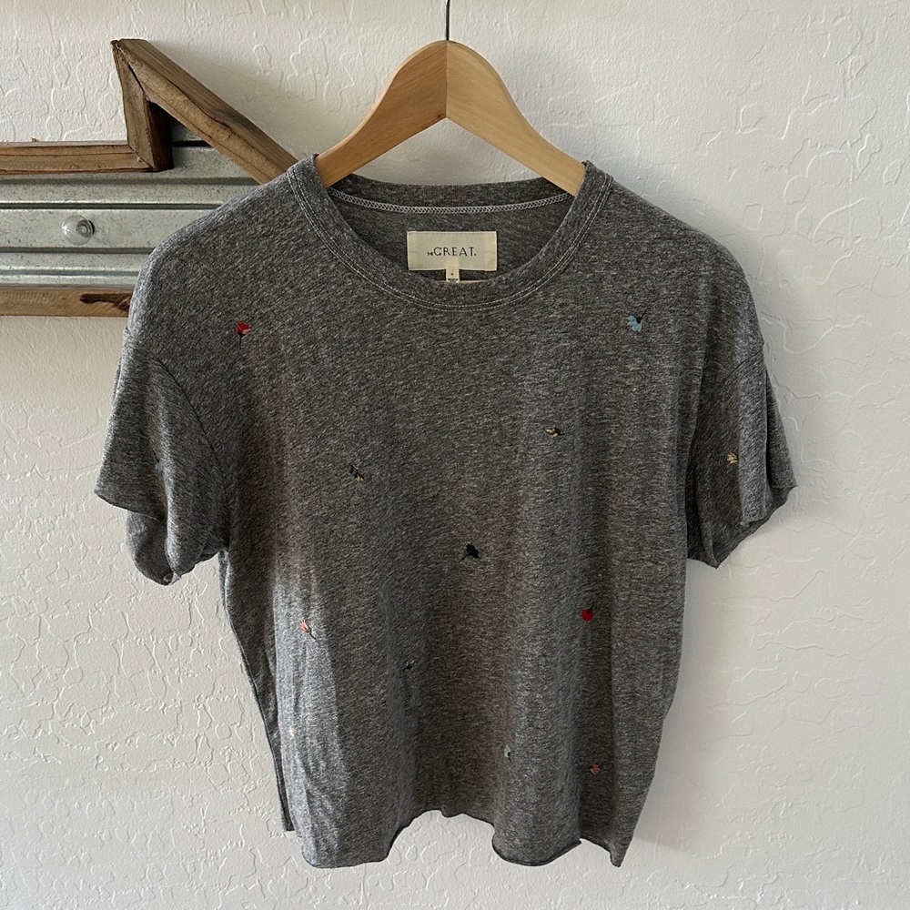 THE GREAT. Charcoal flower embroidery Tee